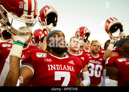 Bloomington, États-Unis. 07Th Nov, 2019. L'Université de l'Indiana Hoosiers chanter l'université lutte chanson après avoir battu l'Est de l'Illinois 52:0 durant un match de football de la NCAA au Memorial Stadium, Bloomington.(note finale ; l'Université de l'Indiana 52:0 est de l'Illinois) Credit : SOPA/Alamy Images Limited Live News Banque D'Images