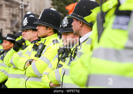 Londres, Royaume-Uni. 07Th Nov, 2019. Grand nombre d'agents de police au cours de l'alerte se Pro-Brexit protester contre la place du Parlement à Westminster, Londres. Credit : SOPA/Alamy Images Limited Live News Banque D'Images