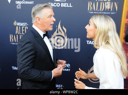 Los Angeles, Californie, USA 7 Septembre 2019 L'humoriste et acteur Alec Baldwin Nikki Glaser assister au Comedy Central Roast d'Alec Baldwin, le 7 septembre 2019 au Saban Theatre de Los Angeles, Californie, USA. Photo de Barry King/Alamy Live News Banque D'Images