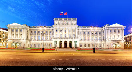La Russie, la construction de l'assemblée législative de Saint-Pétersbourg, Isaak Square, nuit - palais Mariinsky Banque D'Images