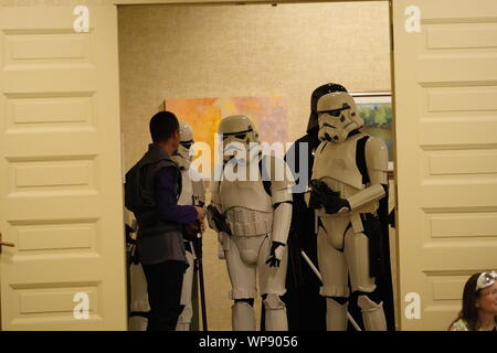 Rahr West Art Museum, Manitowoc (Wisconsin) Célébrant le long Sputnikfest avec Star Wars 501st Garnison du Wisconsin Interprètes Banque D'Images