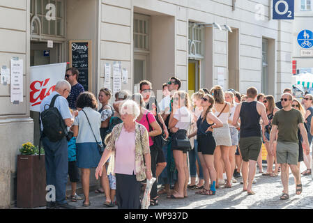 Regensburg, Bavière, Allemagne, le 30 juin 2019, les gens en face de mise en file d'un glacier à Ratisbonne au cours de la célébration 2019 citoyen allemand, Banque D'Images