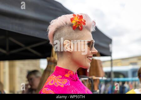 Blonde cheveux courts femme élégante de participant par la mer Vintage festival en station balnéaire de Morecambe, Angleterre. Banque D'Images