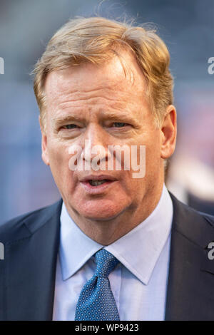 Chicago, Illinois, USA. 05 Sep, 2019. - Le commissaire de la NFL Roger Goodell visite l'écart avant le match de la NFL entre les Packers de Green Bay et les ours de Chicago à Soldier Field, à Chicago, IL. Photographe : Mike Wulf Crédit : csm/Alamy Live News Banque D'Images