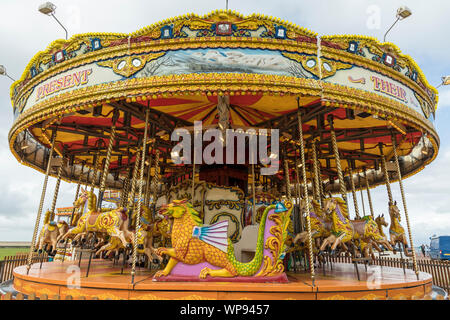 Carrousel de couleurs vives sur la promenade de bord de mer à Morecambe, UK. Banque D'Images