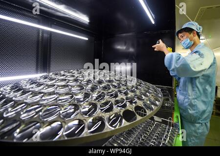 Beijing, Chine, province de Jiangsu. 12 juillet, 2018. Un travailleur ajoute film sur lunettes à verres d'une société en Danyang City, Jiangsu Province de Chine orientale, le 12 juillet 2018. Crédit : Li Bo/Xinhua/Alamy Live News Banque D'Images