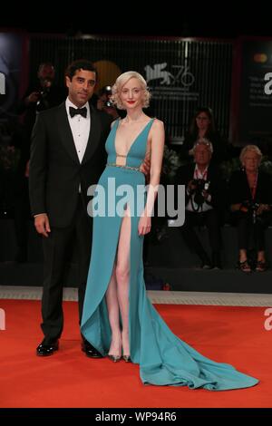 Venise, Italie - 05 SEPTEMBRE : Andrea Riseborough et guest marche le tapis rouge de la "ZeroZeroZero" projection pendant le 76e Festival du Film de Venise à Banque D'Images