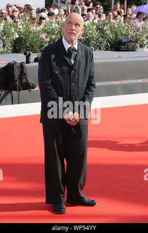 Venise, Italie - 01 septembre : John Malkovich, marche le tapis rouge de "le nouveau Pape' projection pendant le 76e Festival du Film de Venise, 01 Septembre Banque D'Images