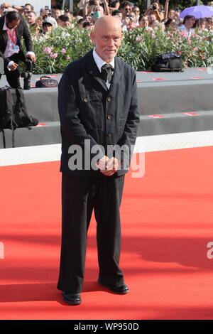 Venise, Italie - 01 septembre : John Malkovich, marche le tapis rouge de "le nouveau Pape' projection pendant le 76e Festival du Film de Venise, 01 Septembre Banque D'Images