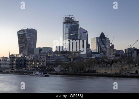 Lonodon coucher du soleil près de la rivière Thames avec shard et centre d'affaires Banque D'Images