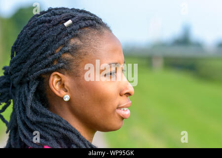Close-up of a young African woman wearing hair extensions à tresses Banque D'Images