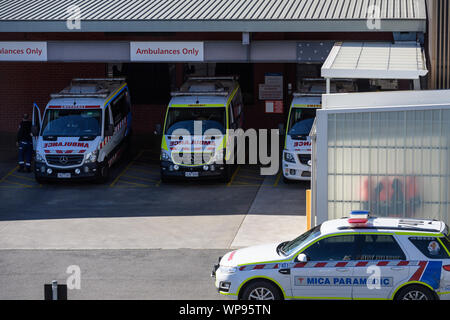 Ambulances et paramédics en attente à l'hôpital de Base de Ballarat Banque D'Images