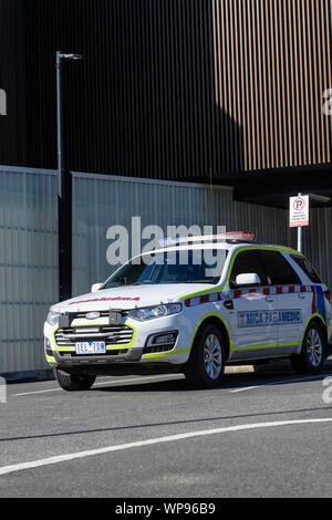 Ambulances et paramédics en attente à l'hôpital de Base de Ballarat Banque D'Images