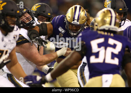 Seattle, WA, USA. Sep 7, 2019. Washington Huskies linebacker Benning Potoa'e (8) s'engouffre le passant au cours d'un match entre l'Ours d'or de la Californie et Washington Huskies au champ d'Alaska Airlines au Husky Stadium à Seattle, WA. Sean Brown/CSM/Alamy Live News Banque D'Images