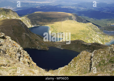 Le Cirque des sept lacs de Rila est l'un des sites touristiques les plus visités en Bulgarie. Situé dans les montagnes de Rila Banque D'Images