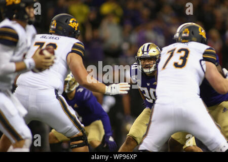 Seattle, WA, USA. Sep 7, 2019. Le secondeur des Huskies de Washington Kyler Manu (30) le quart arrière des yeux lors d'un match entre l'Ours d'or de la Californie et Washington Huskies au champ d'Alaska Airlines au Husky Stadium à Seattle, WA. Sean Brown/CSM/Alamy Live News Banque D'Images