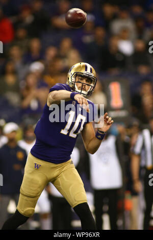 Seattle, WA, USA. Sep 7, 2019. Le quart-arrière des Huskies de Washington Jacob Eason (10) cherche à passer au cours d'un match entre l'Ours d'or de la Californie et Washington Huskies au champ d'Alaska Airlines au Husky Stadium à Seattle, WA. Sean Brown/CSM/Alamy Live News Banque D'Images