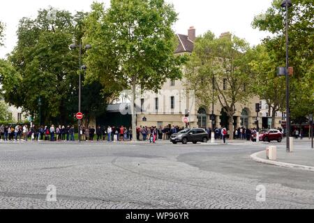 Les gens debout dans une longue file d'attente pour entrer dans les catacombes, Paris, France. Banque D'Images