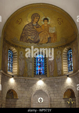 Mosaïque d'or, montrant la Mère Marie avec l'Enfant Jésus décore l'abside de l'église de l'abbaye bénédictine de la Dormition sur le mont Sion à Jérusalem, Israël Banque D'Images