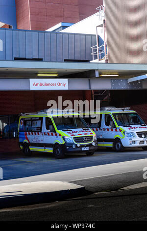 Ambulances et paramédics en attente à l'hôpital de Base de Ballarat Banque D'Images