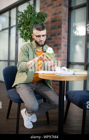 Businessman wearing glasses holding pack de vitamines Banque D'Images