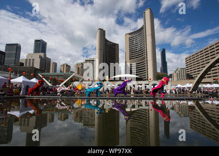 Toronto, Canada. Sep 7, 2019. Les équipes de danse du lion effectuer au cours de la Toronto Festival du Dragon 2019 au Nathan Phillips Square de Toronto, Canada, le 7 septembre 2019. Le Festival du Dragon 2019 de Toronto, qui a débuté vendredi à la place Nathan Phillips, en face de l'Hôtel de Ville de Toronto, c'est d'attraper les yeux de milliers de touristes et de résidents locaux. Partiellement financé et appuyé par le gouvernement du Canada, les trois jours de Toronto 2019 Festival du Dragon est hébergé par l'Association canadienne des arts de la scène : Crédit Chinois Zou Zheng/Xinhua Banque D'Images