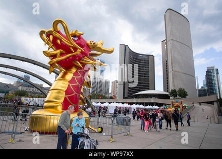 Toronto, Canada. Sep 7, 2019. Les gens prennent part à la Toronto Festival du Dragon 2019 au Nathan Phillips Square de Toronto, Canada, le 7 septembre 2019. Le Festival du Dragon 2019 de Toronto, qui a débuté vendredi à la place Nathan Phillips, en face de l'Hôtel de Ville de Toronto, c'est d'attraper les yeux de milliers de touristes et de résidents locaux. Partiellement financé et appuyé par le gouvernement du Canada, les trois jours de Toronto 2019 Festival du Dragon est hébergé par l'Association canadienne des arts de la scène : Crédit Chinois Zou Zheng/Xinhua Banque D'Images