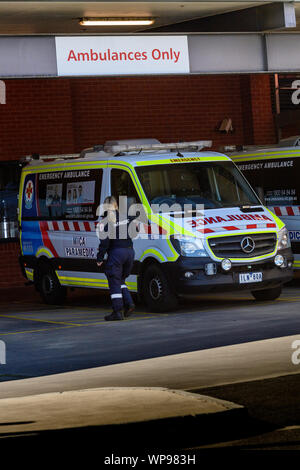 Ambulances et paramédics en attente à l'hôpital de Base de Ballarat Banque D'Images