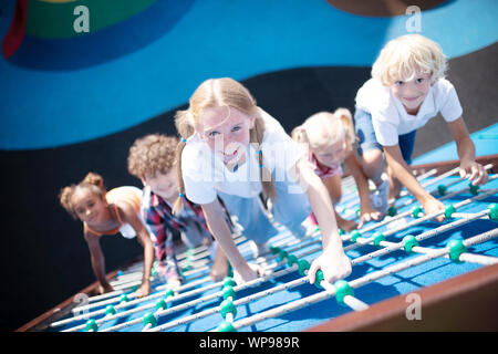 Les cordes escalade enfants tout en appréciant les activités de plein air Banque D'Images