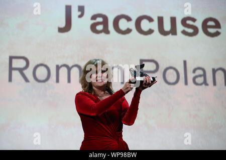 Venise, Italie. Sep 7, 2019. L'actrice Emmanuelle Seigner reçoit le Lion d'argent Grand Prix du Jury au nom de directeur franco-polonais Roman Polanski à la 76e Festival International du Film de Venise, pour le film 'J'accuse', à Venise, Italie, 7 septembre 2019. Le 76e Festival du Film de Venise a lieu du 28 août au 7 septembre au Lido de la ville lagunaire, avec 21 films en compétition. Credit : Cheng Tingting/Xinhua/Alamy Live News Banque D'Images