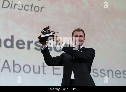 Venise, Italie. Sep 7, 2019. Producteur Johan Carlsson reçoit le Lion d'argent du meilleur réalisateur au nom de réalisateur suédois Roy Andersson au 76e Festival International du Film de Venise, pour le film 'a propos' infinité, à Venise, Italie, 7 septembre 2019. Le 76e Festival du Film de Venise a lieu du 28 août au 7 septembre au Lido de la ville lagunaire, avec 21 films en compétition. Credit : Cheng Tingting/Xinhua/Alamy Live News Banque D'Images