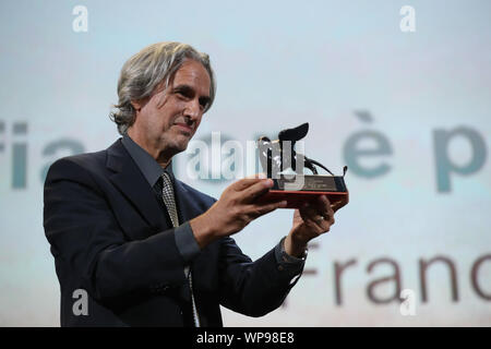 Venise, Italie. Sep 7, 2019. Réalisateur Franco Maresco réagit après avoir remporté le Prix Spécial du Jury au 76e Festival International du Film de Venise, pour son film 'Mafia n'est pas ce qu'il était', à Venise, Italie, 7 septembre 2019. Le 76e Festival du Film de Venise a lieu du 28 août au 7 septembre au Lido de la ville lagunaire, avec 21 films en compétition. Credit : Cheng Tingting/Xinhua/Alamy Live News Banque D'Images