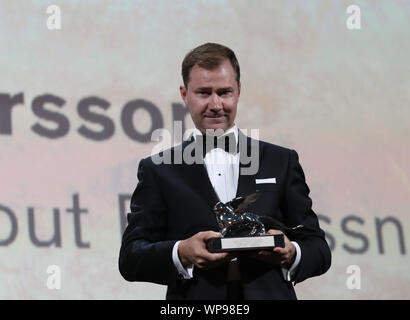 Venise, Italie. Sep 7, 2019. Producteur Johan Carlsson reçoit le Lion d'argent du meilleur réalisateur au nom de réalisateur suédois Roy Andersson au 76e Festival International du Film de Venise, pour le film 'a propos' infinité, à Venise, Italie, 7 septembre 2019. Le 76e Festival du Film de Venise a lieu du 28 août au 7 septembre au Lido de la ville lagunaire, avec 21 films en compétition. Credit : Cheng Tingting/Xinhua/Alamy Live News Banque D'Images