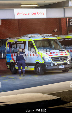 Ambulances et paramédics en attente à l'hôpital de Base de Ballarat Banque D'Images