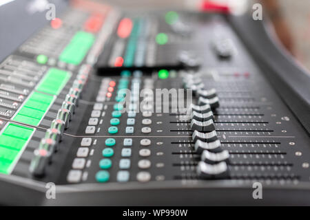 Od ajusteurs et boutons rouges d'une console de mixage. Il est utilisé pour les signaux audio des modifications afin d'obtenir la sortie souhaitée. Appliqué dans l'enregistrement Banque D'Images