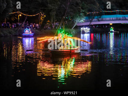 Une flottille de bateaux sont éclairées ramé sur la rivière Derwent durant la Matlock Bath Illuminations, dans le Peak District, les illuminations ont eu lieu pour la première fois pour célébrer Célébrations du jubilé de diamant de la reine Victoria en 1897. Banque D'Images