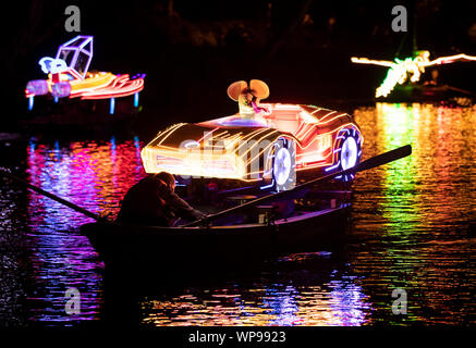 Une flottille de bateaux sont éclairées ramé sur la rivière Derwent durant la Matlock Bath Illuminations, dans le Peak District, les illuminations ont eu lieu pour la première fois pour célébrer Célébrations du jubilé de diamant de la reine Victoria en 1897. Banque D'Images