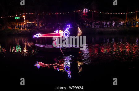 Une flottille de bateaux sont éclairées ramé sur la rivière Derwent durant la Matlock Bath Illuminations, dans le Peak District, les illuminations ont eu lieu pour la première fois pour célébrer Célébrations du jubilé de diamant de la reine Victoria en 1897. Banque D'Images