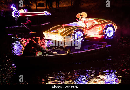 Une flottille de bateaux sont éclairées ramé sur la rivière Derwent durant la Matlock Bath Illuminations, dans le Peak District, les illuminations ont eu lieu pour la première fois pour célébrer Célébrations du jubilé de diamant de la reine Victoria en 1897. Banque D'Images