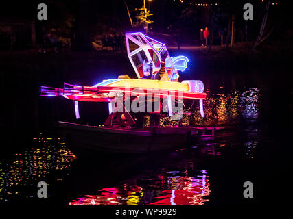 Une flottille de bateaux sont éclairées ramé sur la rivière Derwent durant la Matlock Bath Illuminations, dans le Peak District, les illuminations ont eu lieu pour la première fois pour célébrer Célébrations du jubilé de diamant de la reine Victoria en 1897. Banque D'Images