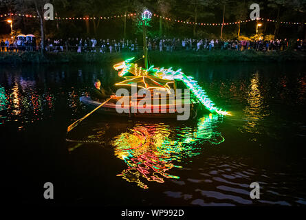 Une flottille de bateaux sont éclairées ramé sur la rivière Derwent durant la Matlock Bath Illuminations, dans le Peak District, les illuminations ont eu lieu pour la première fois pour célébrer Célébrations du jubilé de diamant de la reine Victoria en 1897. Banque D'Images