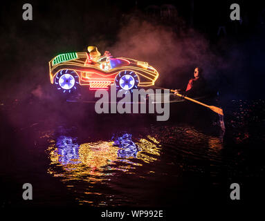 Une flottille de bateaux sont éclairées ramé sur la rivière Derwent durant la Matlock Bath Illuminations, dans le Peak District, les illuminations ont eu lieu pour la première fois pour célébrer Célébrations du jubilé de diamant de la reine Victoria en 1897. Banque D'Images