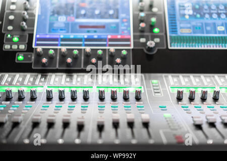 Od ajusteurs et boutons rouges d'une console de mixage. Il est utilisé pour les signaux audio des modifications afin d'obtenir la sortie souhaitée. Appliqué dans l'enregistrement Banque D'Images