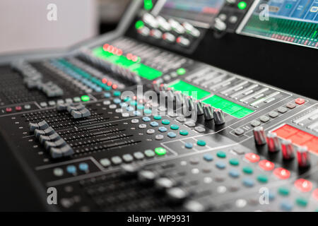 Od ajusteurs et boutons rouges d'une console de mixage. Il est utilisé pour les signaux audio des modifications afin d'obtenir la sortie souhaitée. Appliqué dans l'enregistrement Banque D'Images