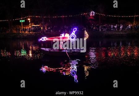 Une flottille de bateaux sont éclairées ramé sur la rivière Derwent durant la Matlock Bath Illuminations, dans le Peak District, les illuminations ont eu lieu pour la première fois pour célébrer Célébrations du jubilé de diamant de la reine Victoria en 1897. Banque D'Images