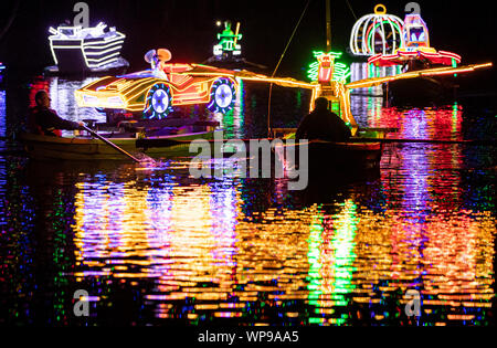 Une flottille de bateaux sont éclairées ramé sur la rivière Derwent durant la Matlock Bath Illuminations, dans le Peak District, les illuminations ont eu lieu pour la première fois pour célébrer Célébrations du jubilé de diamant de la reine Victoria en 1897. PA Photo. Photo date : Samedi 7 septembre 2019. C'était les souvenirs d'une précédente visite à Matlock Bath, par la Princesse Victoria qui a inspiré les Illuminations. Crédit photo doit se lire : Danny Lawson/PA Wire Banque D'Images