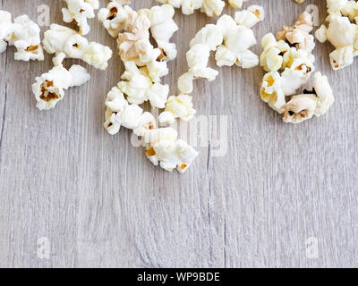 Popcorn sur fond de bois, copie de l'espace. Popcorn salé épars, texture background Banque D'Images