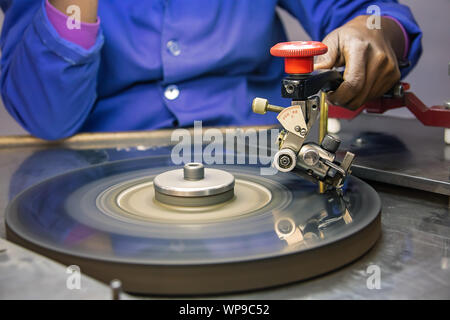 Machines pour polir des diamants, diamants, de classement de la femme africaine. En Afrique , le Botswana Banque D'Images