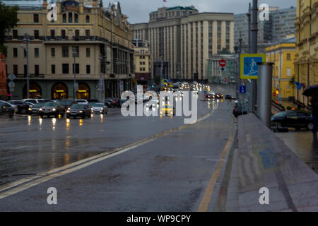 Photo floue de crépuscule paysage urbain historique, image de blur bokeh rue avec lumières colorées dans la nuit pour l'utilisation d'arrière-plan . Banque D'Images