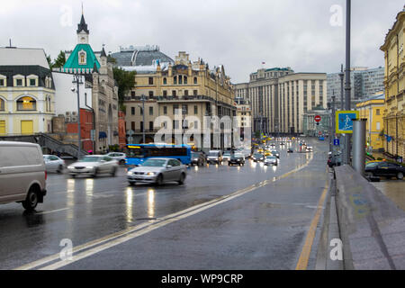 Photo floue de crépuscule paysage urbain historique, image de blur bokeh rue avec lumières colorées dans la nuit pour l'utilisation d'arrière-plan . Banque D'Images